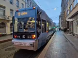 Oslo Straßenbahnlinie 13 mit Niederflurgelenkwagen 157 am Dronningens gate (2024)