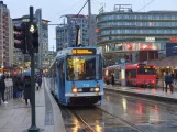 Oslo Straßenbahnlinie 19 mit Gelenkwagen 119 am Jernbanetorget (2020)