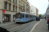 Oslo Straßenbahnlinie 19 mit Gelenkwagen 135 auf Bogstadveien (2009)