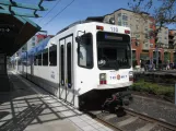 Portland Regionallinie Blau mit Gelenkwagen 110 am Orenco (2016)