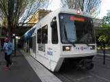 Portland Regionallinie Rot mit Niederflurgelenkwagen 311 am Skidmore Fountain (2016)