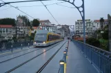 Porto Niederflurgelenkwagen 031 auf Ponte de Dom Luis I (2008)