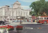 Postkarte: Stockholm Straßenbahnlinie 2 vor Kungliga Dramatiska Teatern (1957)