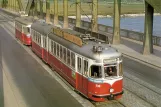 Postkarte: Wien Straßenbahnlinie 132 mit Gelenkwagen 738 auf Floridsdorf Brücke (1967)