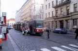 Prag Straßenbahnlinie 14 mit Triebwagen 8639 am Lazarská (2005)