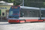 Prag Straßenbahnlinie 24 mit Niederflurgelenkwagen 9206 in der Kreuzung Nábřeží Edvarda Beneše/Štefánikův Most (2015)