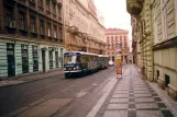 Prag Straßenbahnlinie 5 mit Triebwagen 7262 am Dláźděná (2001)