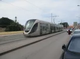 Rabat Straßenbahnlinie L2 mit Niederflurgelenkwagen 039 auf Avenue Chellah (2018)