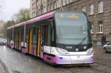 Riga Straßenbahnlinie 6 mit Niederflurgelenkwagen 57136 auf Aspazijas bulvāris (2012)