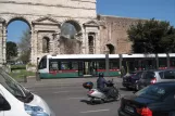 Rom Straßenbahnlinie 19 mit Niederflurgelenkwagen 9103 am Gerani (2010)