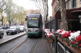 Rom Straßenbahnlinie 19 mit Niederflurgelenkwagen 9108 auf Via Gioachino Rossini (2010)