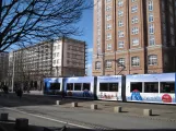 Rostock Straßenbahnlinie 1 mit Niederflurgelenkwagen 607, Seitenansicht Lange Str. (2015)