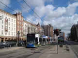 Rostock Straßenbahnlinie 1 mit Niederflurgelenkwagen 609 am Lange Str. (2015)