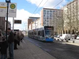 Rostock Straßenbahnlinie 1 mit Niederflurgelenkwagen 609 am Lange Straße (2015)