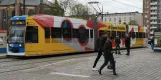 Rostock Straßenbahnlinie 1 mit Niederflurgelenkwagen 653 auf Neuer Markt (2023)