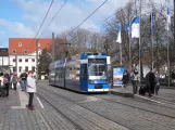 Rostock Straßenbahnlinie 1 mit Niederflurgelenkwagen 676 am Neuer Markt (2015)