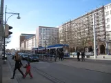 Rostock Straßenbahnlinie 5 mit Niederflurgelenkwagen 665 am Lange Straße (2015)