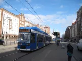 Rostock Straßenbahnlinie 5 mit Niederflurgelenkwagen 667 am Lange Straße (2015)