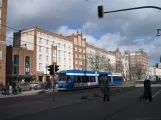 Rostock Straßenbahnlinie 5 mit Niederflurgelenkwagen 674 am Lange Straße (2015)