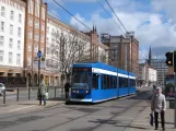 Rostock Straßenbahnlinie 5 mit Niederflurgelenkwagen 681 am Lange Str. (2015)