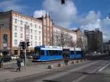 Rostock Straßenbahnlinie 5 mit Niederflurgelenkwagen 686 am Lange Straße (2015)