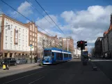 Rostock Straßenbahnlinie 6 mit Niederflurgelenkwagen 661 am Lange Straße (2015)