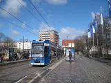 Rostock Straßenbahnlinie 6 mit Niederflurgelenkwagen 663 am Neuer Markt (2015)