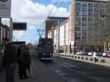 Rostock Zusätzliche Linie 2 mit Niederflurgelenkwagen 689 am Lange Straße (2015)