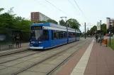 Rostock Zusätzliche Linie 4 mit Niederflurgelenkwagen 654 am Warnowallee (2011)