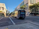 Sacramento Straßenbahnlinie Blau mit Gelenkwagen 230nah 8th Street & K Station (NB) (2023)