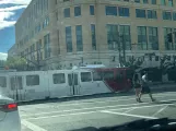 Salt Lake City Regionallinie 701 Blue Line mit Gelenkwagen 1017 in der Kreuzung N 400 W/ 100 S 1017 (2022)