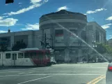Salt Lake City Regionallinie 701 Blue Line mit Gelenkwagen 1017 vor Planetarium (2022)