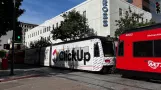 San Diego Straßenbahnlinie Orange mit Gelenkwagen 4011 in der Kreuzung C St/Fifth Avenue (2022)