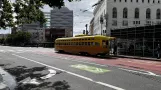 San Francisco F-Market & Wharves mit Triebwagen 1052 in der Kreuzung Market Street & Larkin Street (2022)