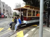 San Francisco Kabelstraßenbahn Powell-Hyde mit Kabelstraßenbahn 23 hinter Hyde & Jackson (2023)