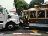 San Francisco Kabelstraßenbahn Powell-Hyde mit Kabelstraßenbahn 28 vor Hyde & Jackson (2023)