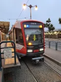 San Francisco Straßenbahnlinie N Judah mit Gelenkwagen 2067 am 4th & King (2022)