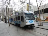 San Jose Blaue Linie mit Niederflurgelenkwagen 927 am Santa Clara (2023)