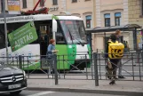 Sankt Petersburg Straßenbahnlinie 25 mit Niederflurgelenkwagen 1122 auf Ligovsky Ave (2018)