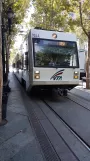 Santa Clara Grüne Linie mit Niederflurgelenkwagen 926 auf N 1st Street (2018)