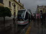 Sevilla Straßenbahnlinie T1 mit Niederflurgelenkwagen 302 am Archivo de Indias (2023)