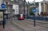 Sheffield Blaue Linie mit Niederflurgelenkwagen 116 auf Commercial Road (2011)