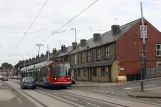 Sheffield Gelbe Linie mit Niederflurgelenkwagen 113 auf Middlewood Road (2011)