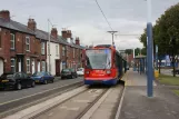 Sheffield Straßenbahnlinie Blau mit Niederflurgelenkwagen 117 am Malin Bridge (2011)