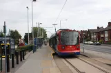 Sheffield Straßenbahnlinie Gelb mit Niederflurgelenkwagen 102 am Middlewood (2011)