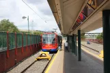 Sheffield Straßenbahnlinie Gelb mit Niederflurgelenkwagen 103 am Meadowhall (2011)