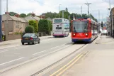 Sheffield Violette Linie mit Niederflurgelenkwagen 105 auf City Road (2011)