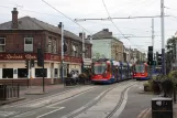 Sheffield Violette Linie mit Niederflurgelenkwagen 112 auf Langsett Road (2011)