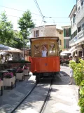 Sóller Straßenbahnlinie mit Offen Beiwagen 11 auf Plaça de sa Constitució (2013)