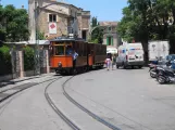 Sóller Straßenbahnlinie mit Triebwagen 1 auf Plaça d'Espanya (2013)